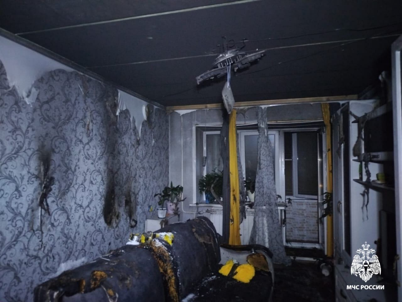 Полыхающую квартиру тушили подручными средствами в костромском райцентре
