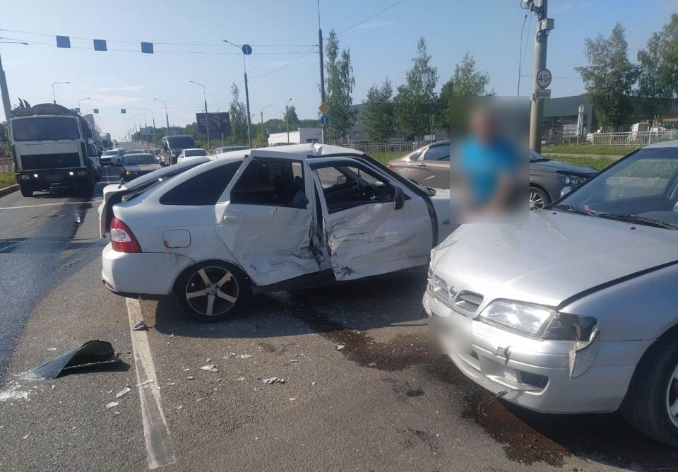 Отечественное авто и иномарка не поделили дорогу в Костроме