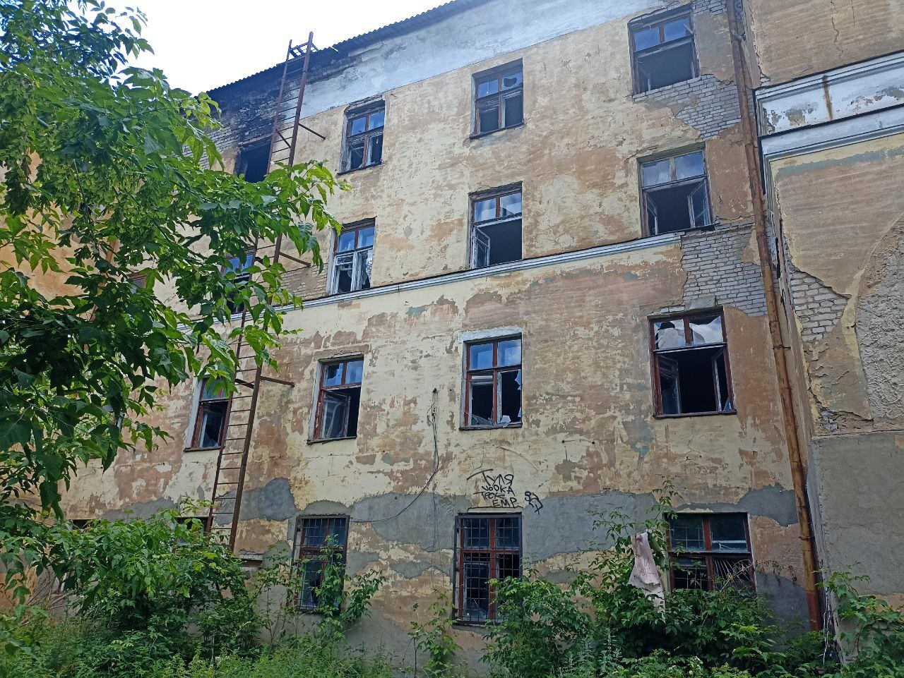 Владельца заброшенного общежития в центре Костромы призовут к ремонту