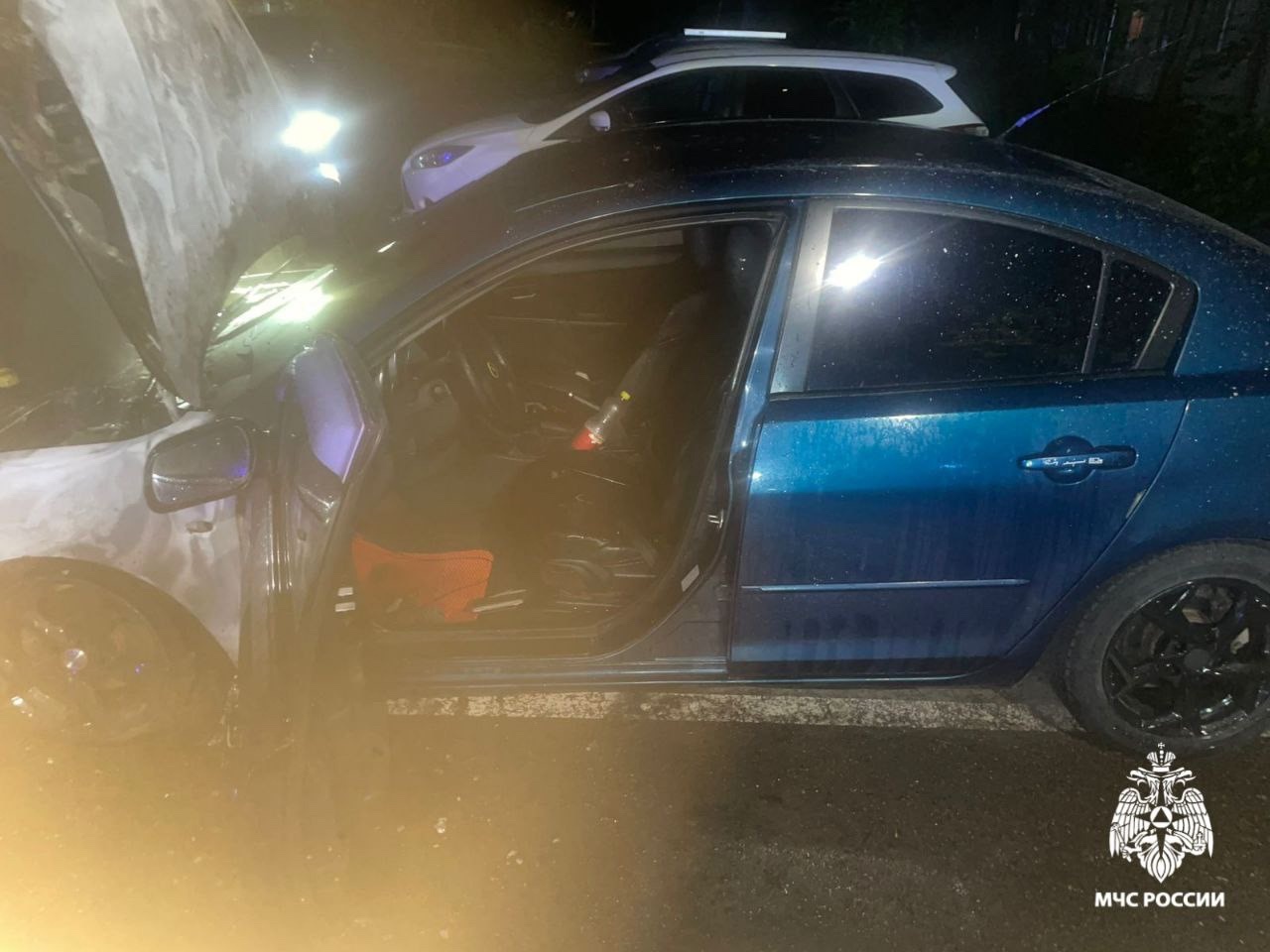 Мазда полыхала в Костроме в полночь