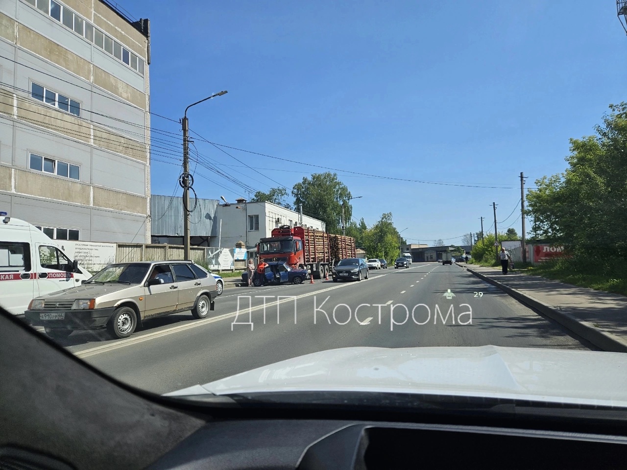 Отечественное авто и лесовоз столкнулись в Костроме