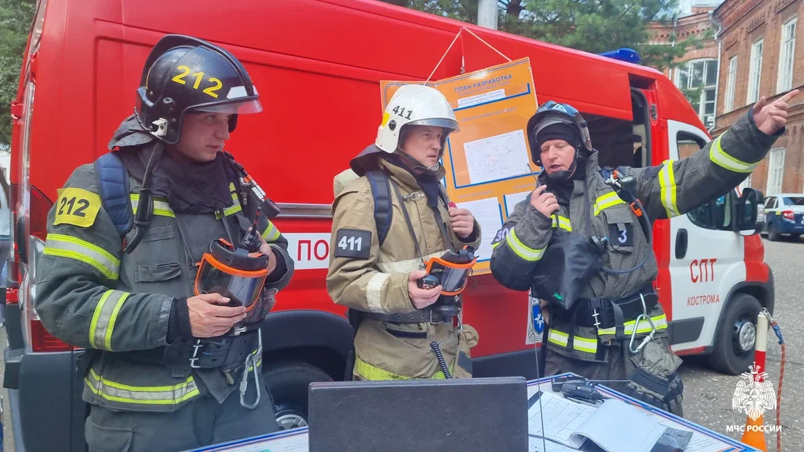 Костромские огнеборцы спасли новорожденного малыша из пылающего роддома