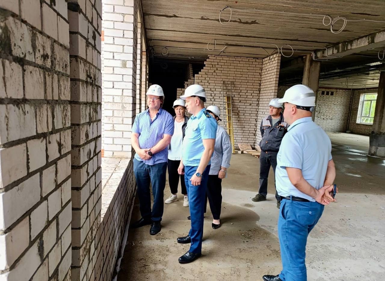 Не помогла даже святая вода: строительство школы под Костромой затянулось