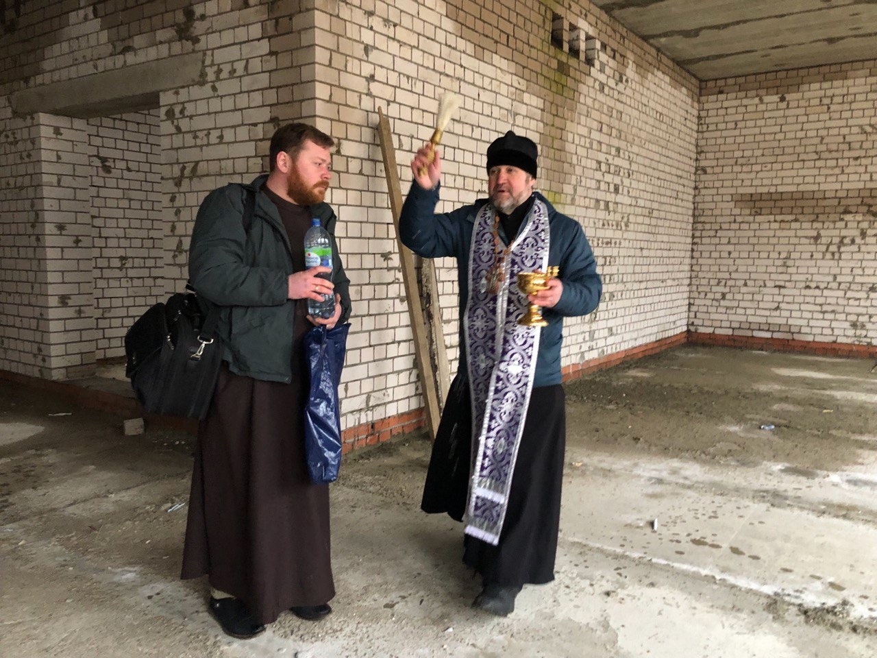 Не помогла даже святая вода: строительство школы под Костромой затянулось