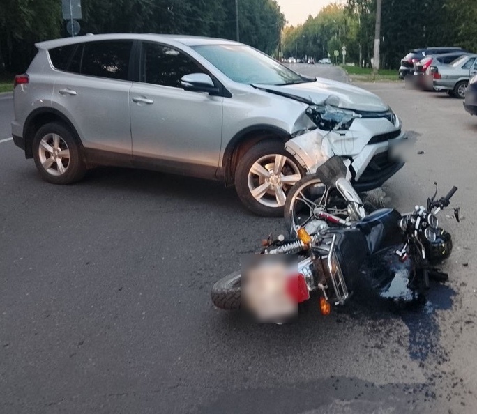 В Костроме на улице Юрия Беленогова сбили мотоциклиста