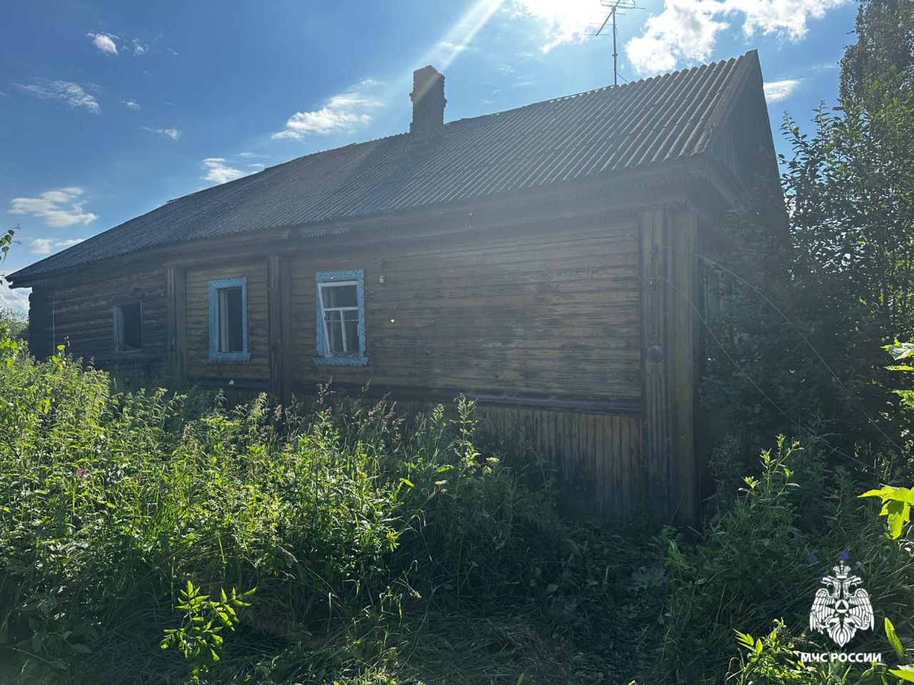 Очередная заброшка горела в костромской деревне