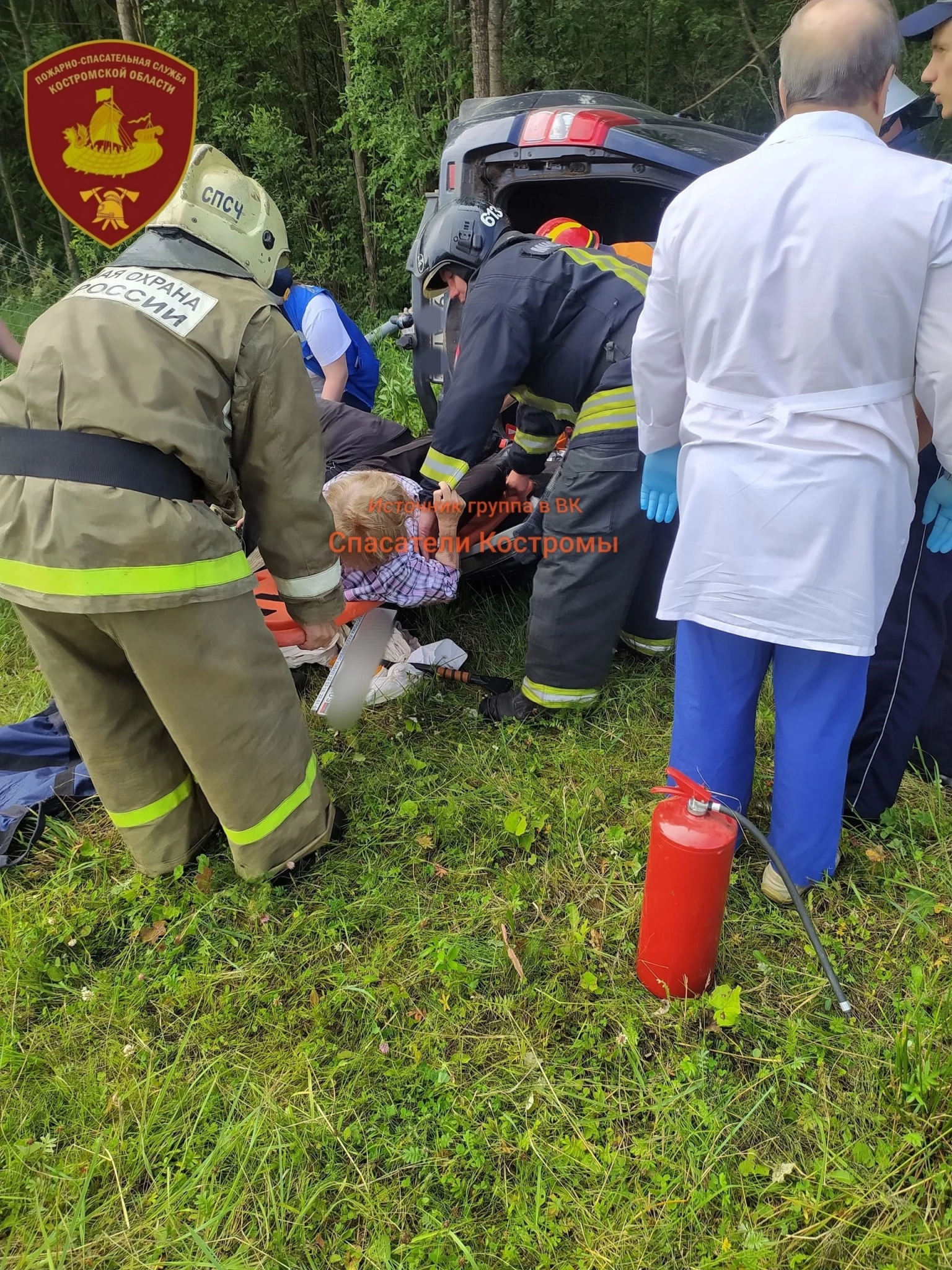 Пенсионерку вызволили из вспыхнувшей японской машины под Костромой