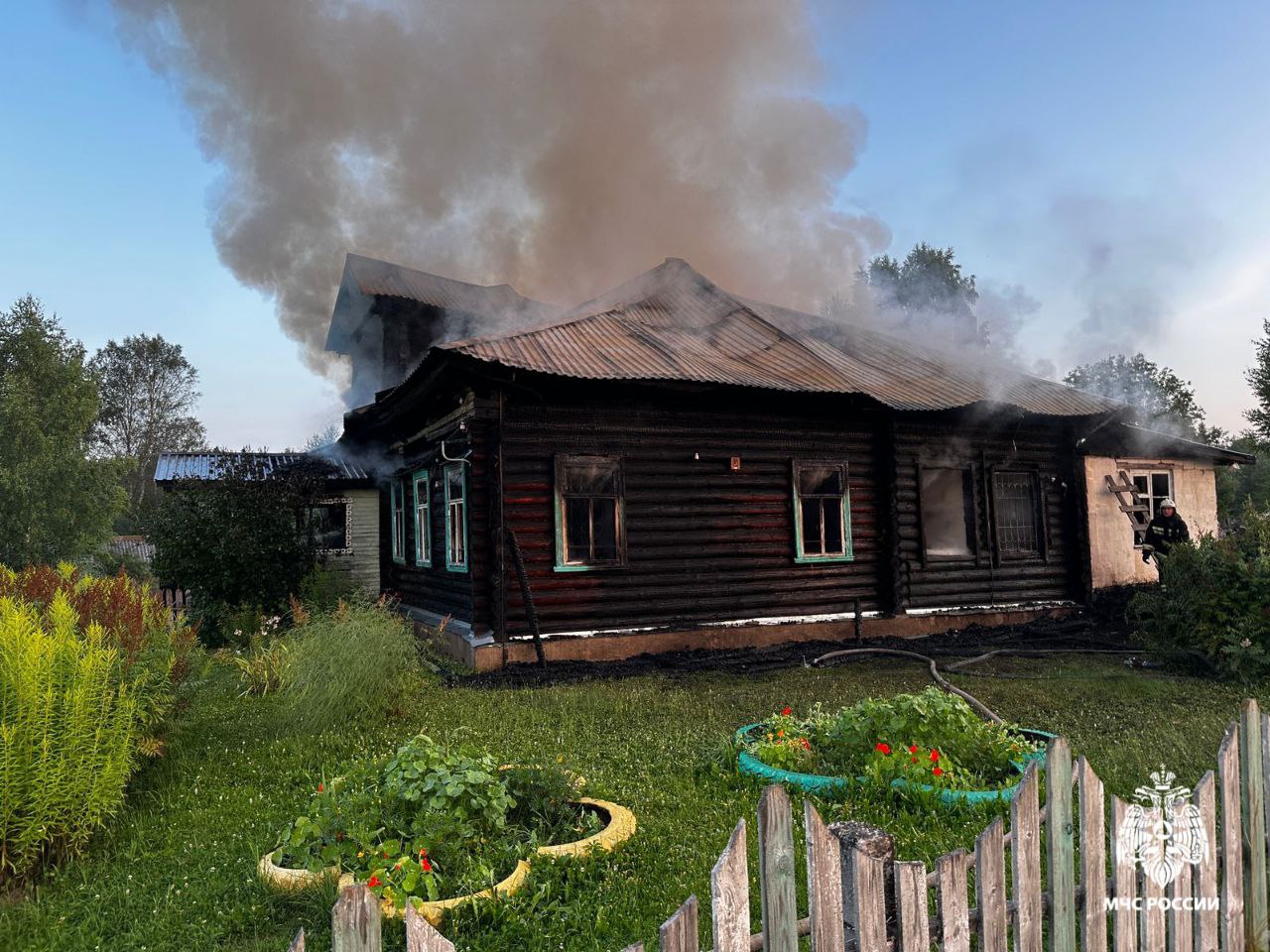 Двадцать человек эвакуировались из пылающего здания в Костроме