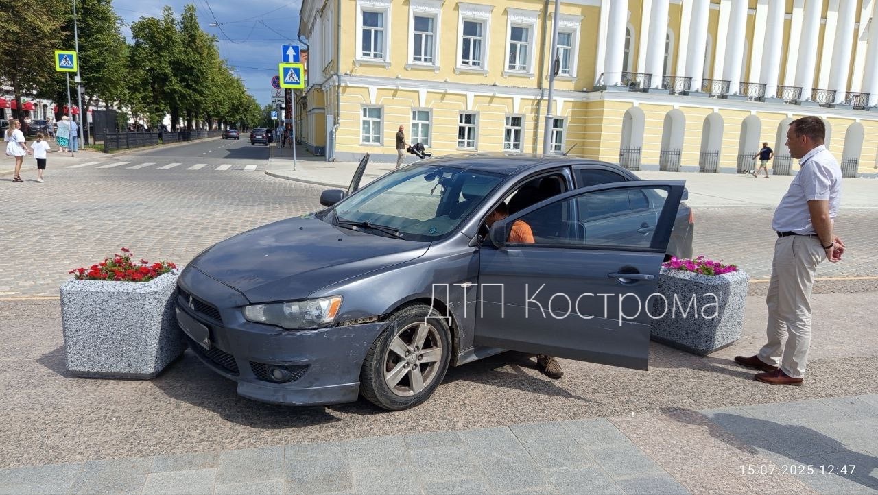 В центре Костромы мужчина въехал в клумбы из-за нестерпимой боли