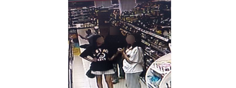 Подростки распоясались: в Костроме дети пьют у прилавка и не платят за товар
