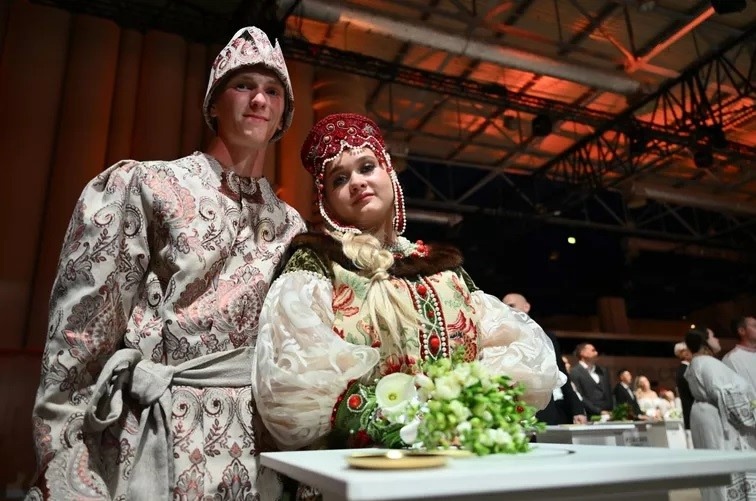 В нежно-голубом и в русских костюмах: две костромские пары поженились в Национальном центре "Россия"
