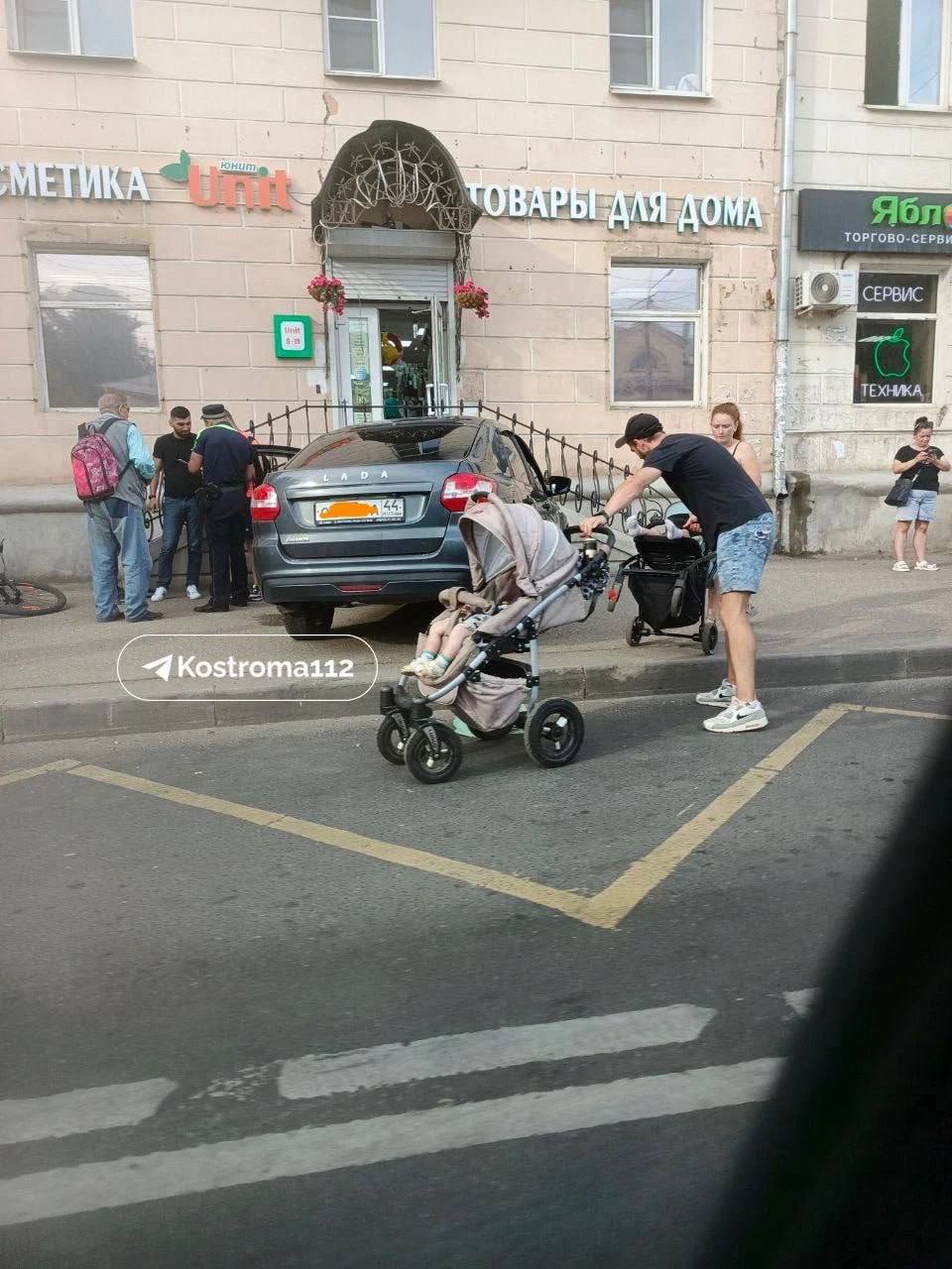 В Костроме водитель влетел на остановку с людьми