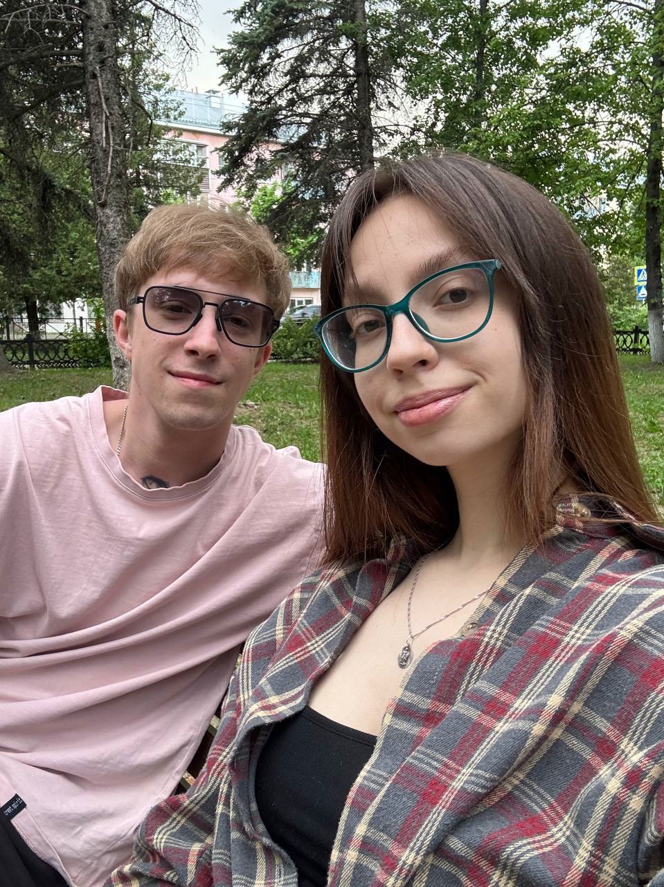 В нежно-голубом и в русских костюмах: две костромские пары поженились в Национальном центре "Россия"