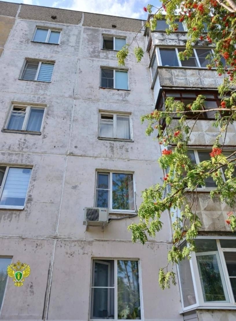 Шестилетняя малышка выпала из окна пятого этажа в Костроме