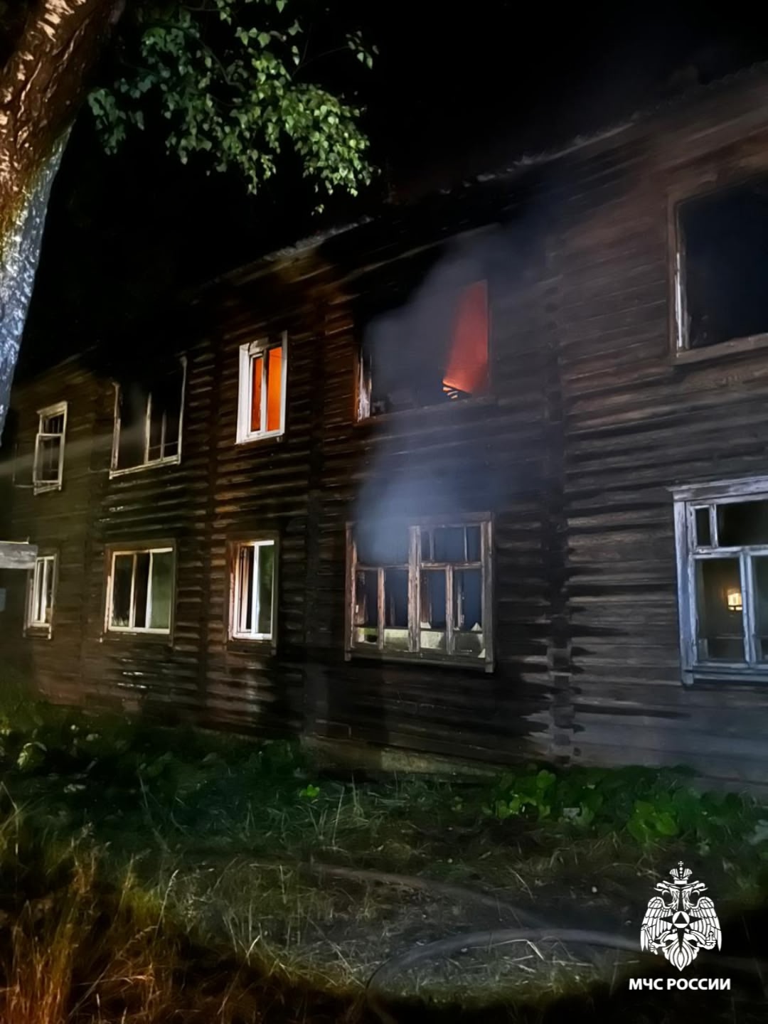 Заброшенный садовый домик полыхал в Костромском районе