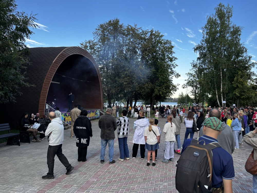 Костромичи прощаются с летом под гитару и на танцполе в костромских парках