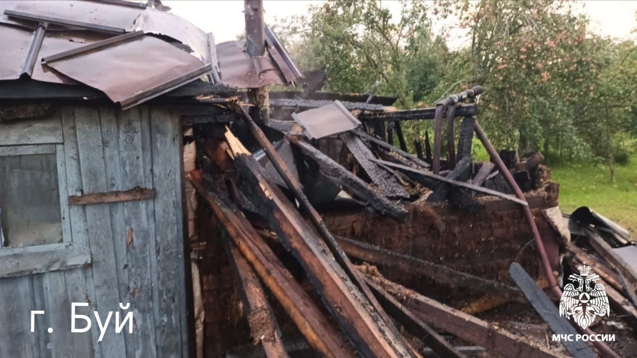 Частный дом полыхал в костромском райцентре ранним утром