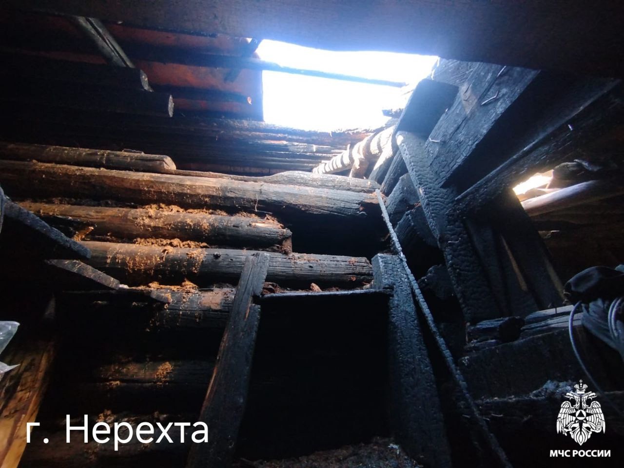 Частный дом полыхал в костромском райцентре ранним утром