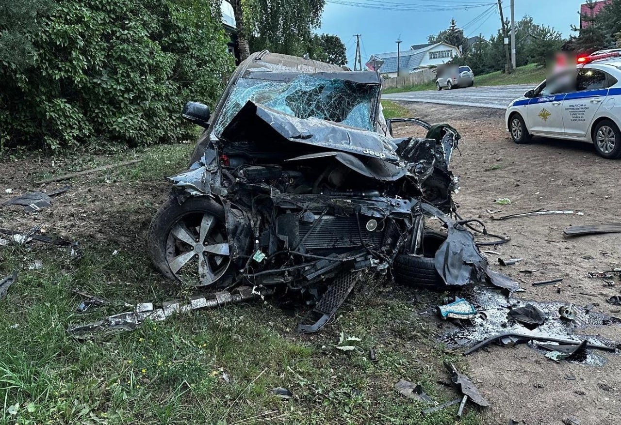 Водитель джипа улетел в кювет и дважды врезался в деревья на костромской трассе