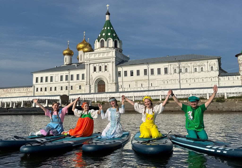 Снегурочка прокатилась на сапе по Костроме у Ипатия
