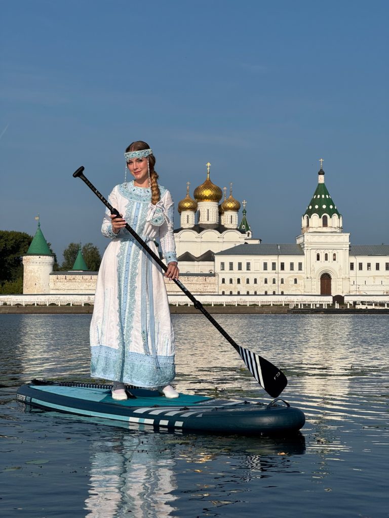 Снегурочка прокатилась на сапе по Костроме у Ипатия