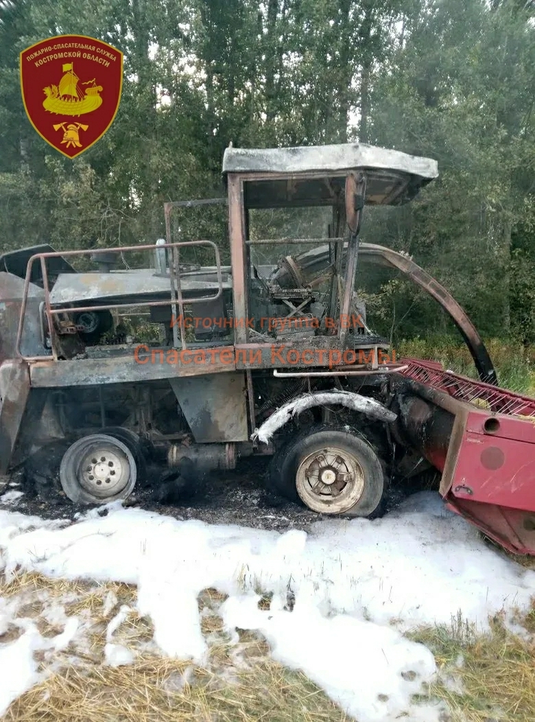 В костромской деревне сгорел комбайн