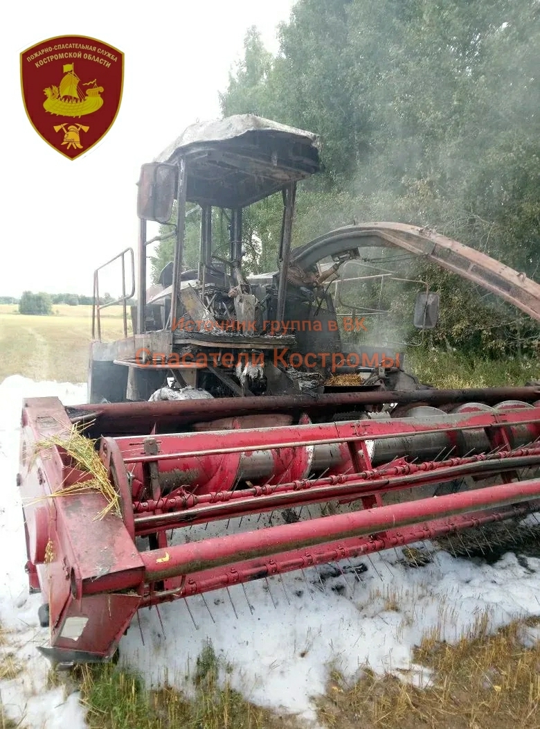 В костромской деревне сгорел комбайн