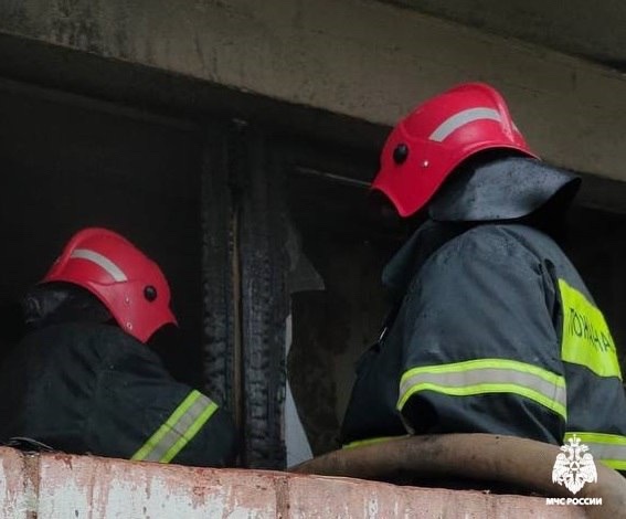 Девять человек эвакуировались из пылающего дома в костромском поселке