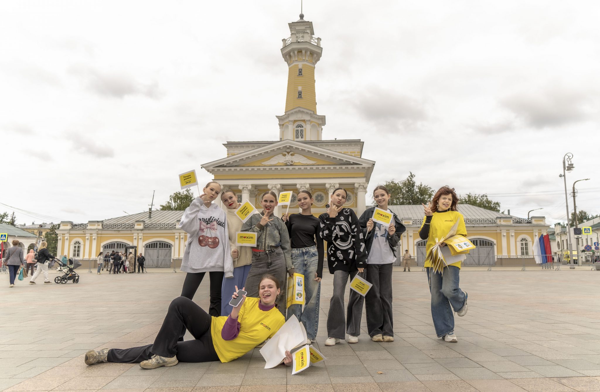 На главной сцене в День города костромичам вручили памятные подарки