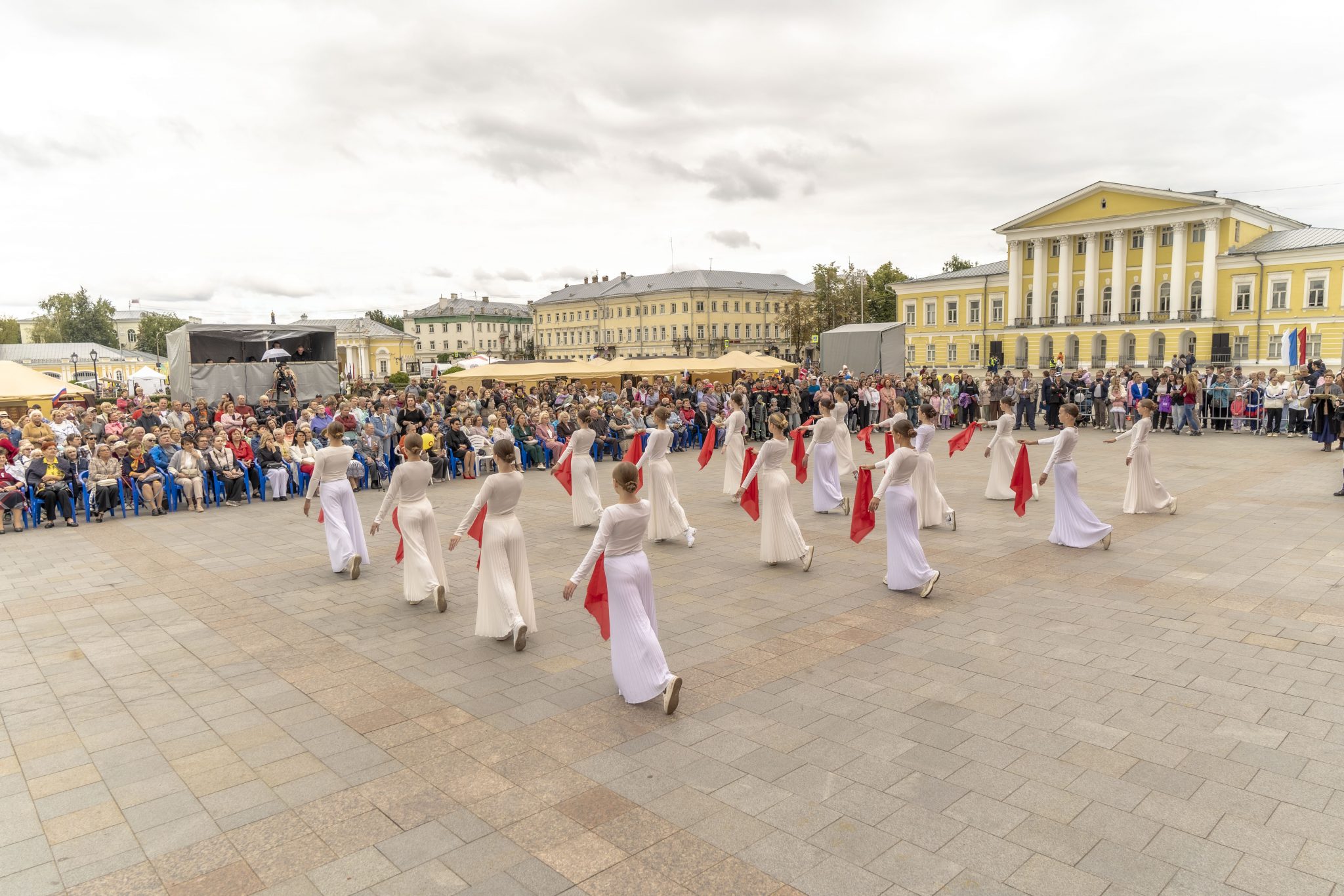 На главной сцене в День города костромичам вручили памятные подарки