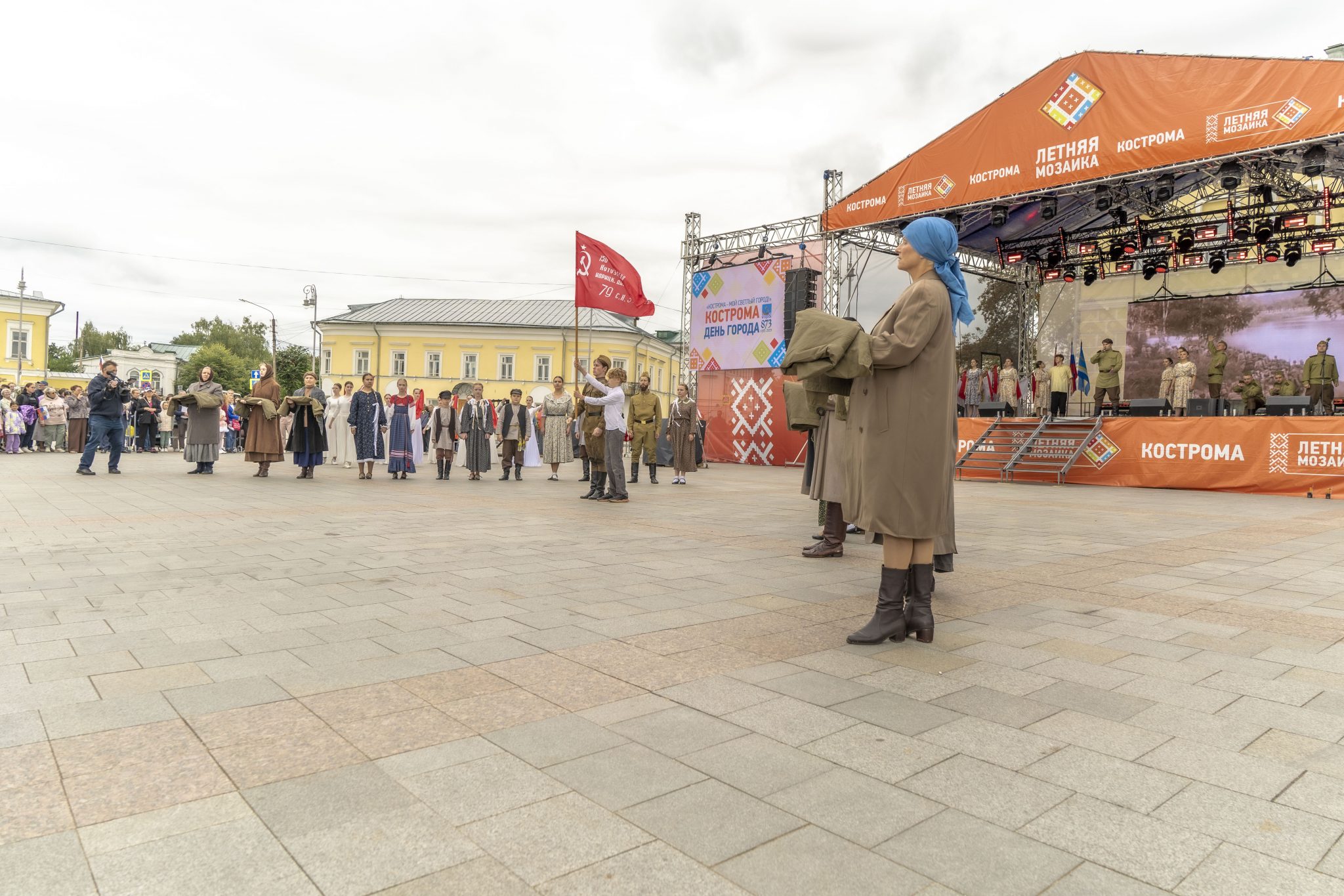 На главной сцене в День города костромичам вручили памятные подарки