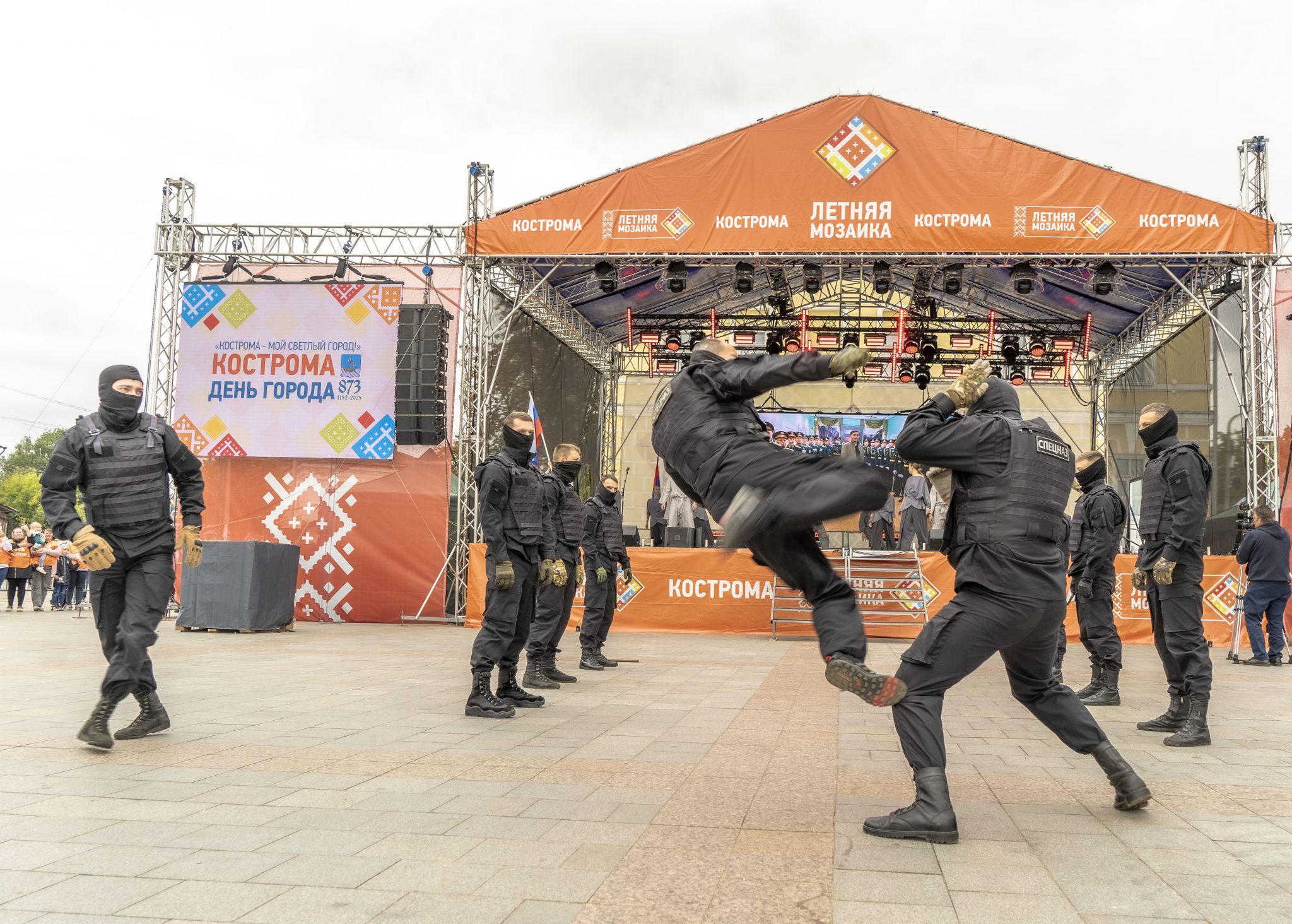 На главной сцене в День города костромичам вручили памятные подарки