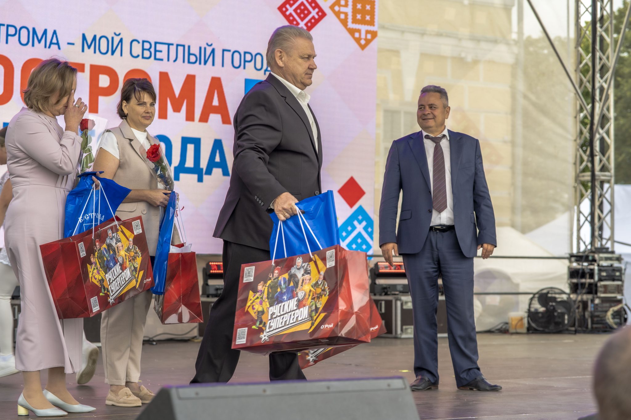 На главной сцене в День города костромичам вручили памятные подарки