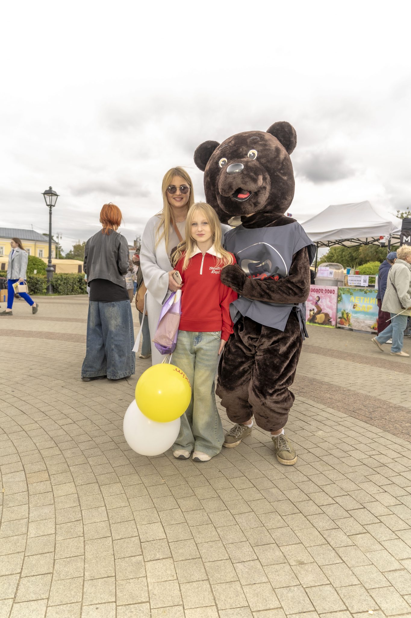 На главной сцене в День города костромичам вручили памятные подарки