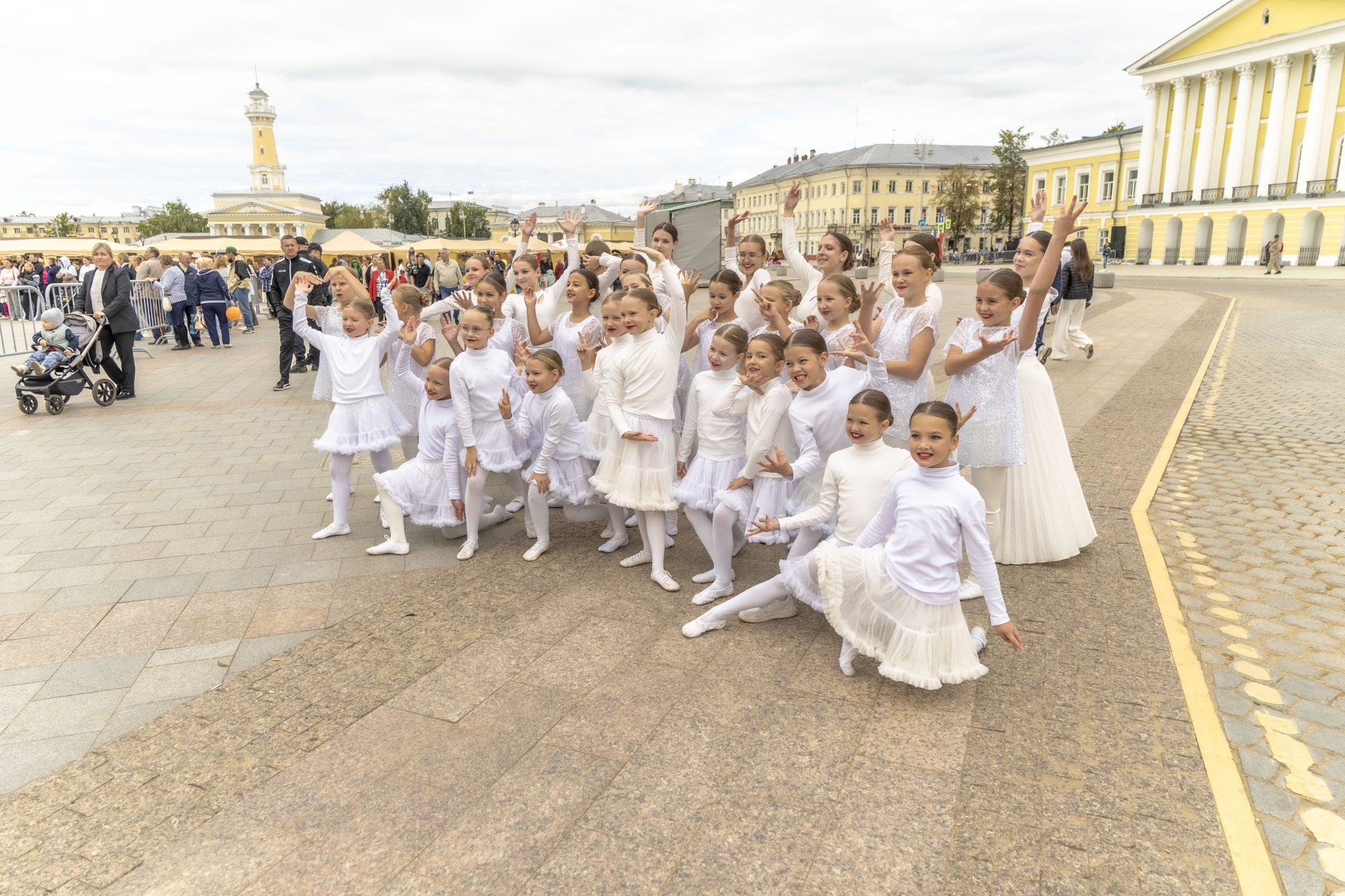На главной сцене в День города костромичам вручили памятные подарки