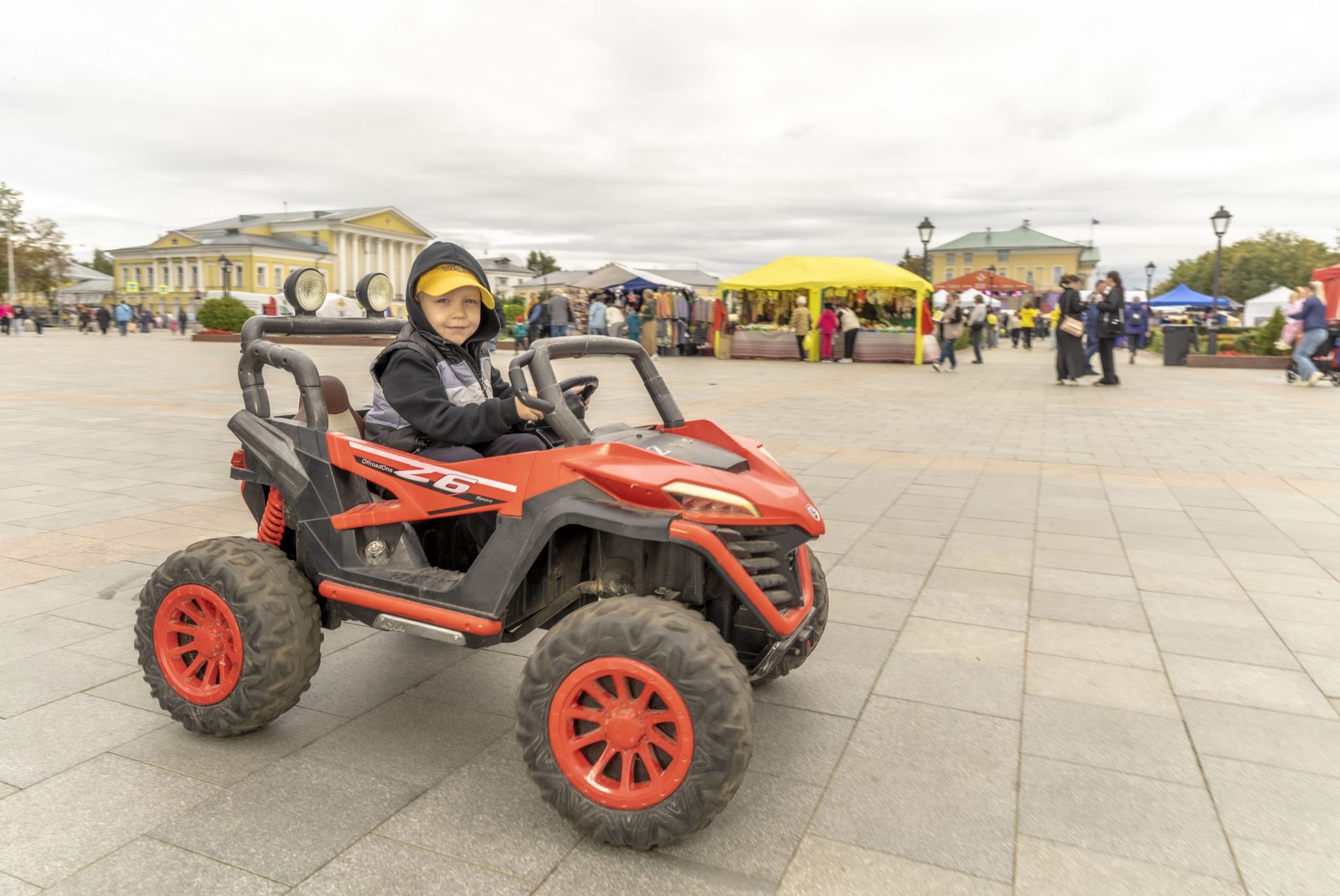 На главной сцене в День города костромичам вручили памятные подарки