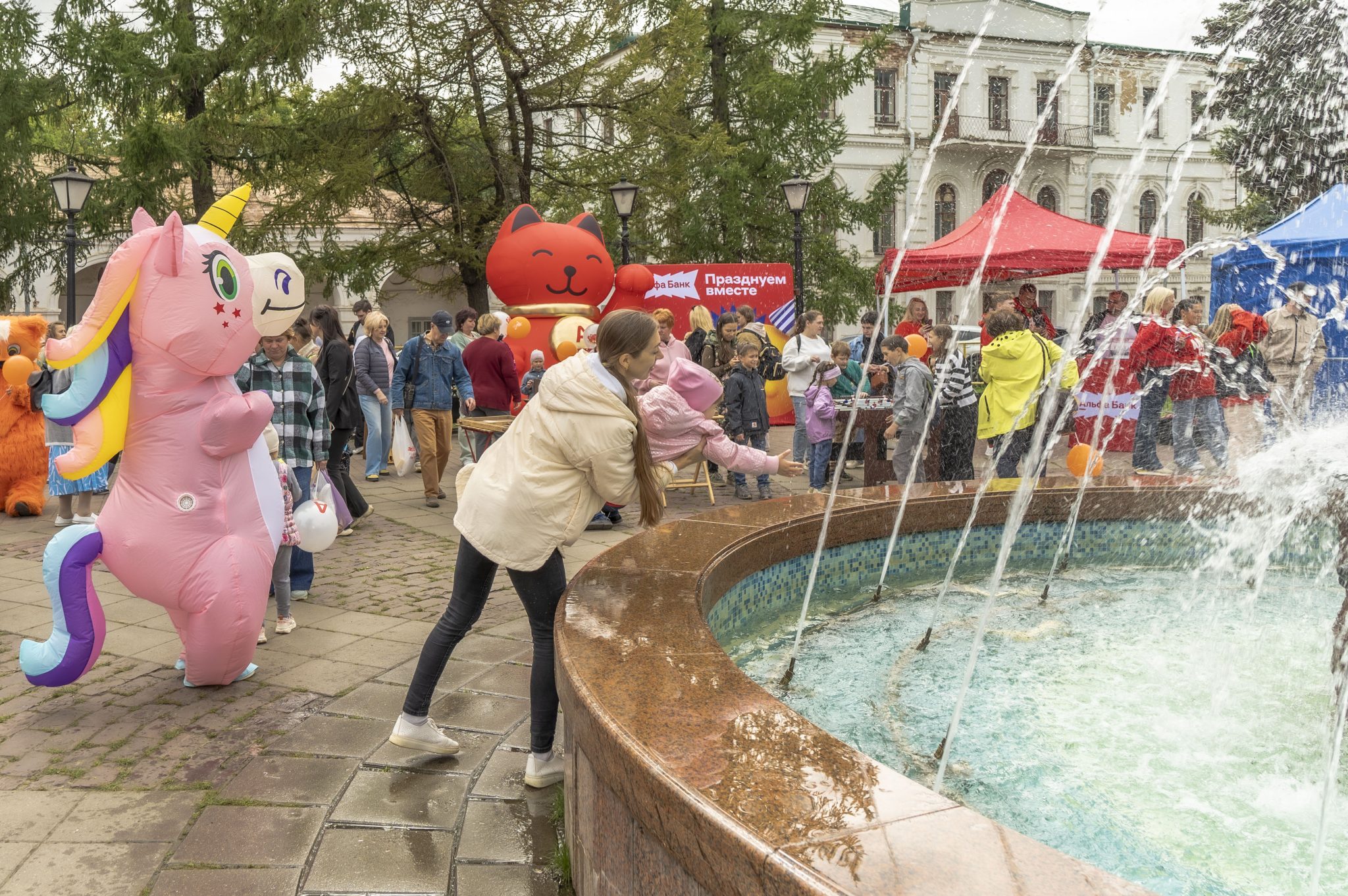 На главной сцене в День города костромичам вручили памятные подарки