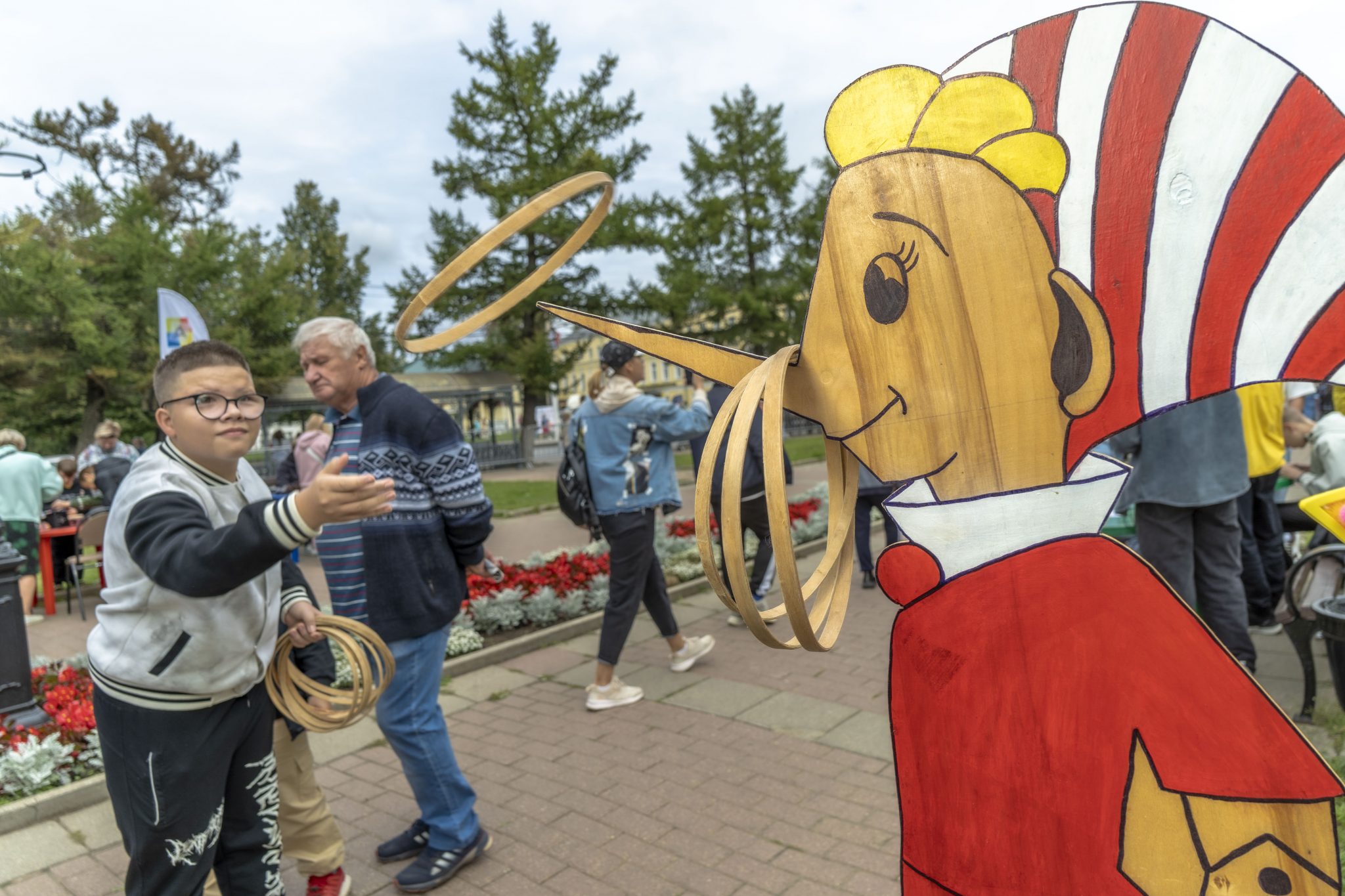 На главной сцене в День города костромичам вручили памятные подарки
