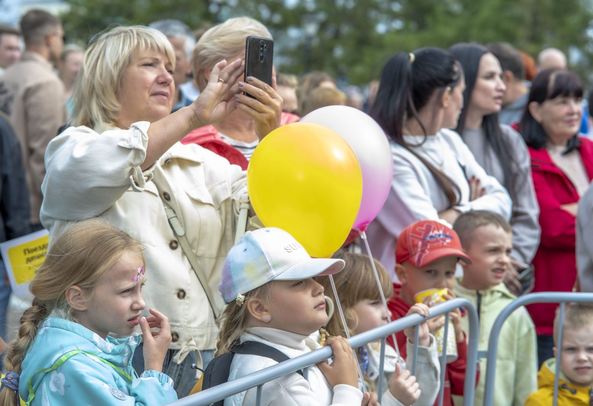 На главной сцене в День города костромичам вручили памятные подарки