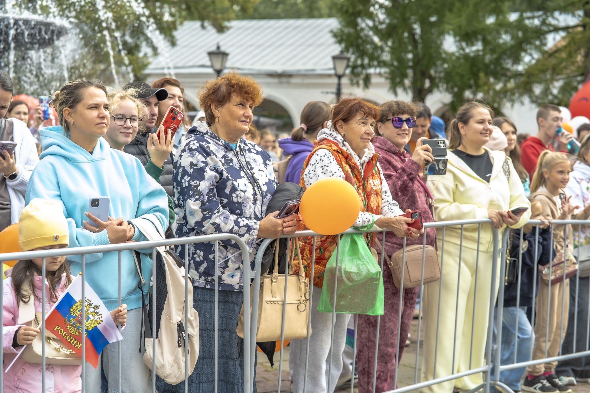 На главной сцене в День города костромичам вручили памятные подарки