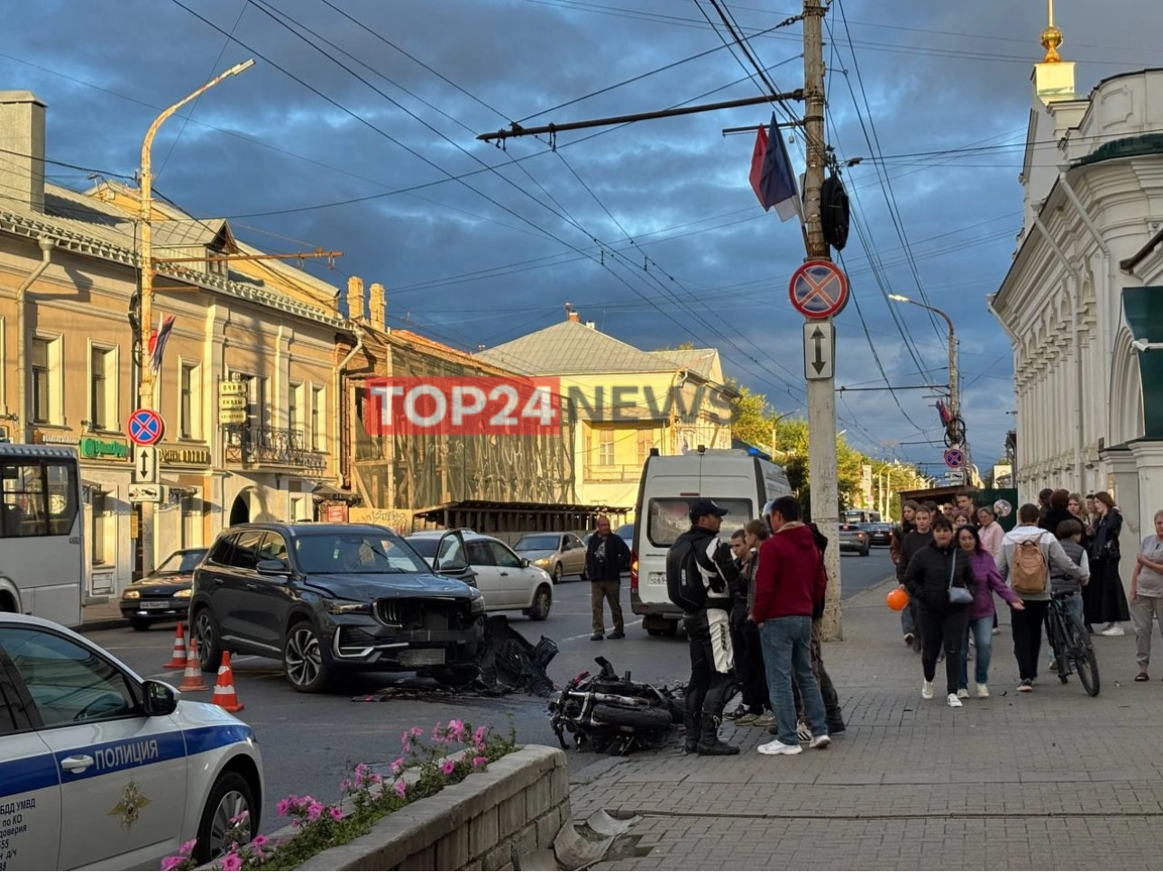 Внедорожник и мотоцикл столкнулись в центре Костромы