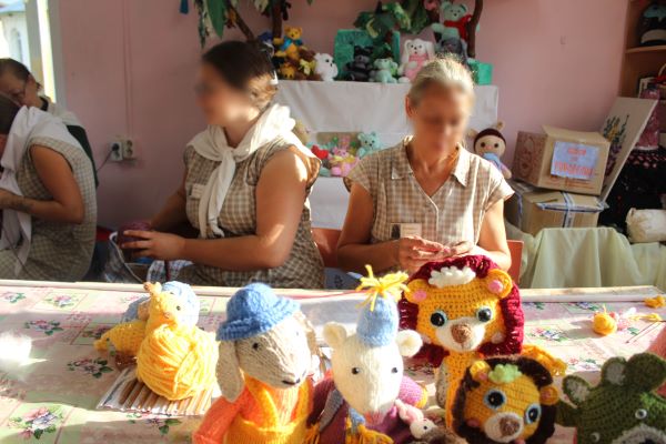 Заключенные связали костромским детям игрушки в подарок к 1 сентября