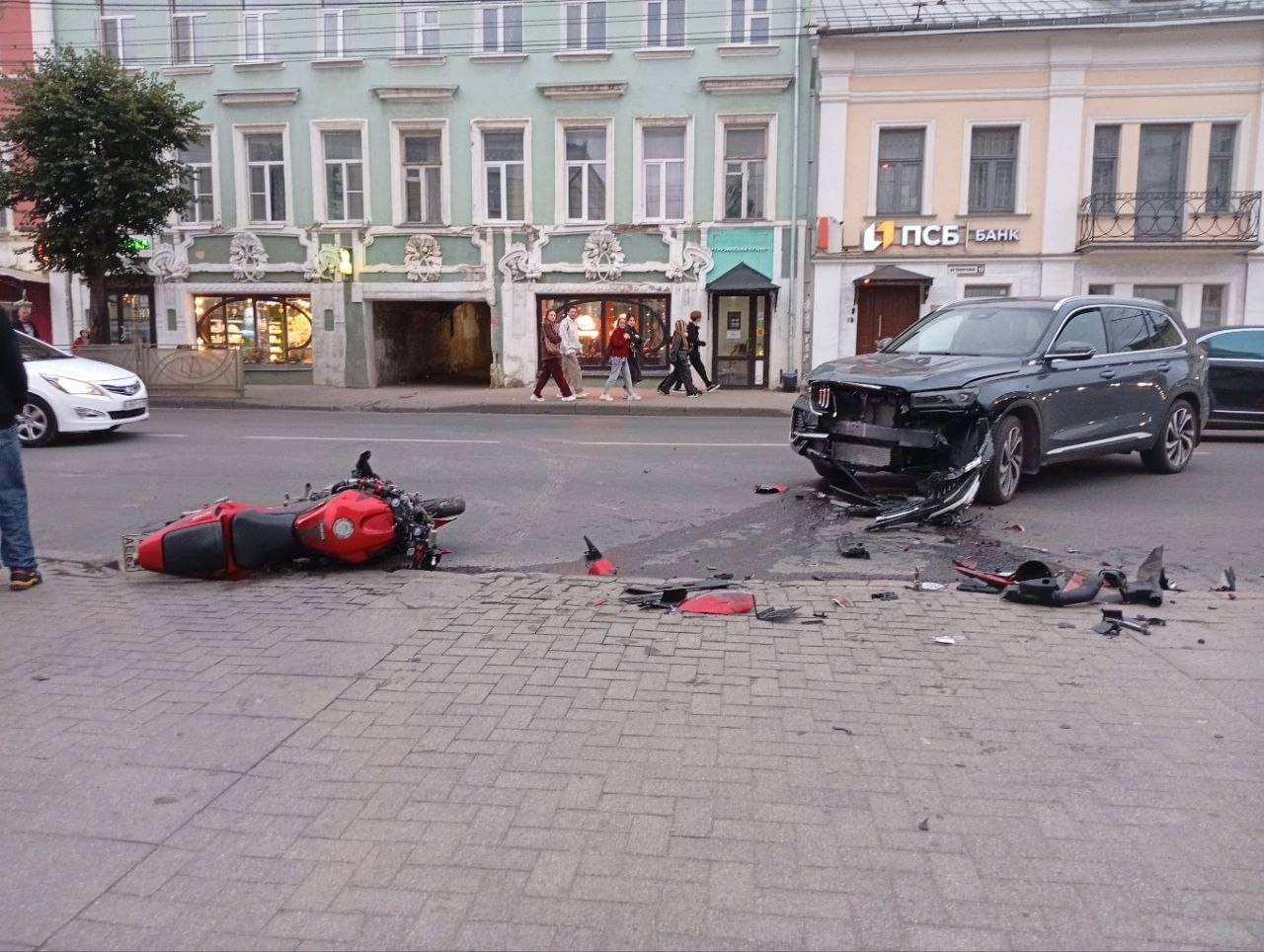 Внедорожник и мотоцикл столкнулись в центре Костромы