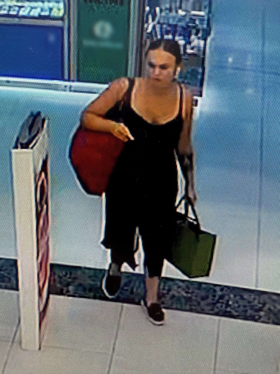 В Костроме разыскивают не сдержавшую себя женщину-парфманьяка