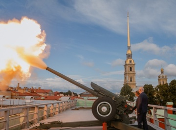 Костромич выстрелил из пушки Петропавловской крепости в Санкт-Петербурге