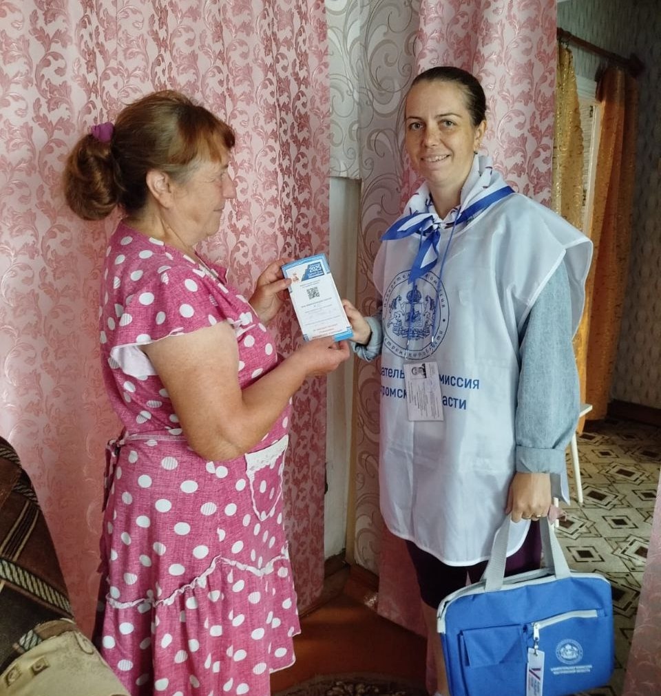 В накидке и с сумкой: обходчики избиркомов общаются с костромичами