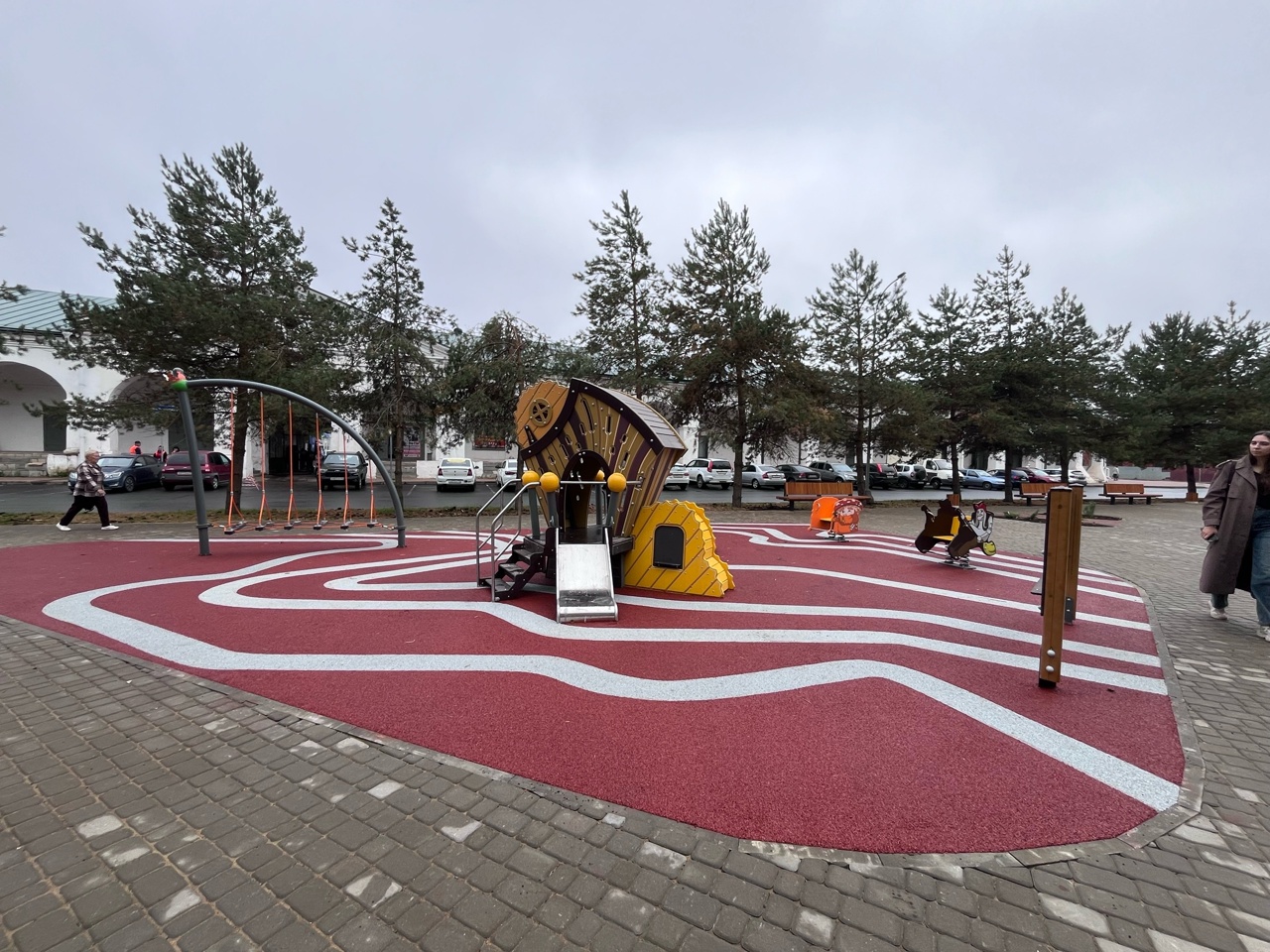 Лаз-тоннель и оригинальный ручеек: в Костроме осовременили сквер со слоником