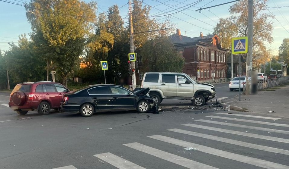 Молодой гонщик на элитном внедорожнике врезался в легковушку в Костроме