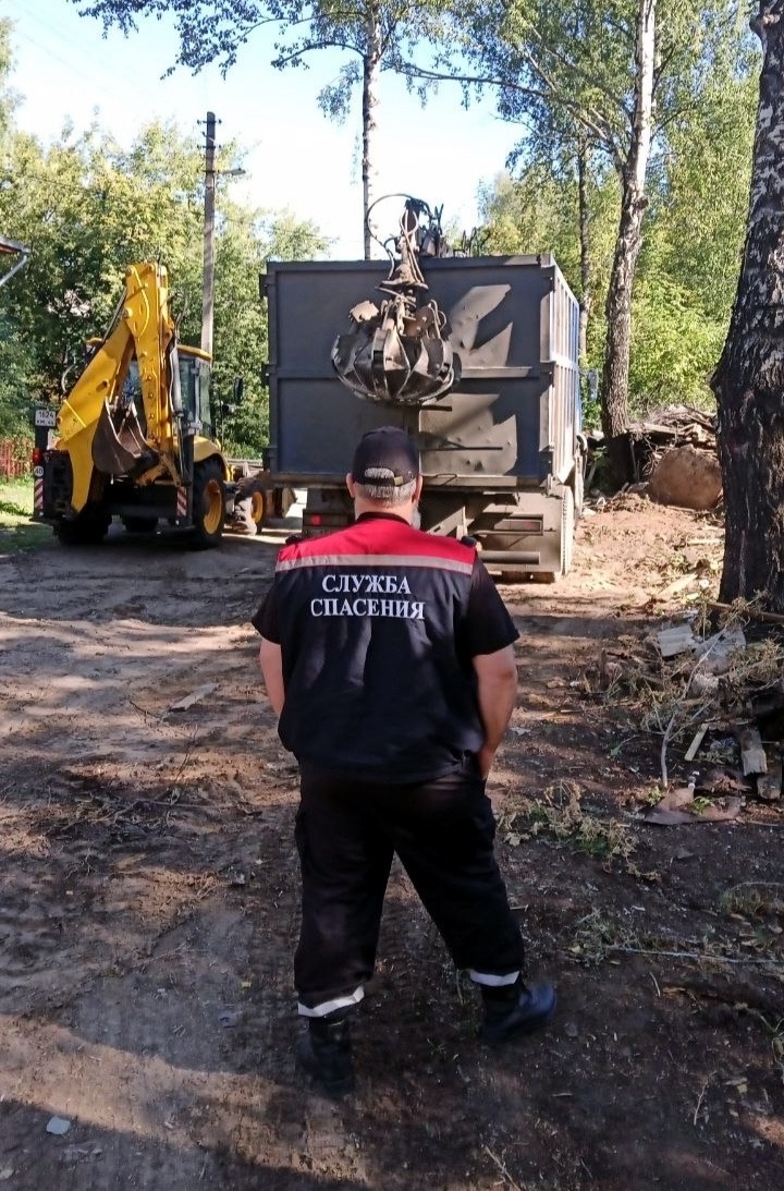 В Костроме снесли аварийный сарай во дворе многоэтажки