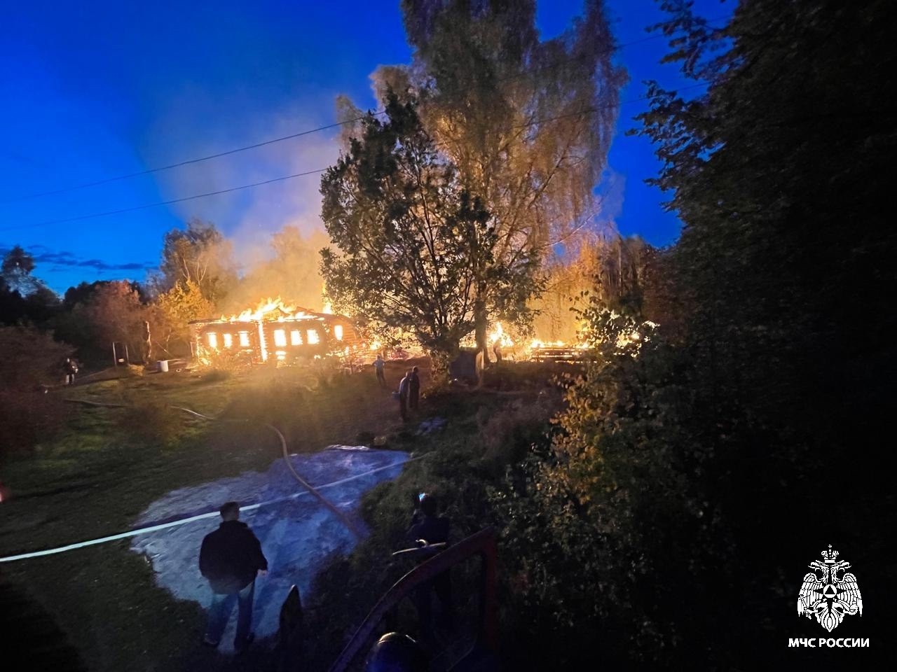 Две семьи остались без крыши над головой после пожара в костромской деревне